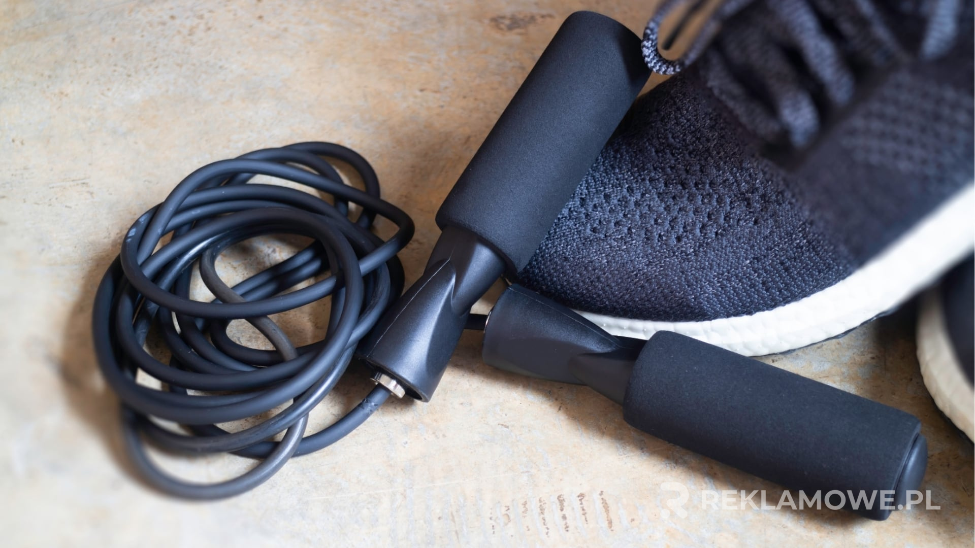 Pracownicy używający skakanki do ćwiczeń