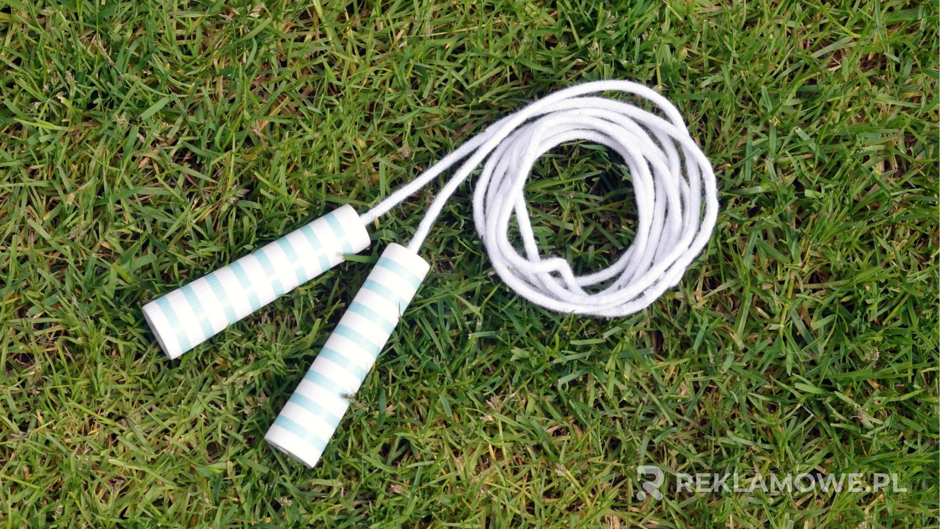 Skakanka Reklamowa – Najczęstsze Pytania Skakanka reklamowa na przemysłowym tle