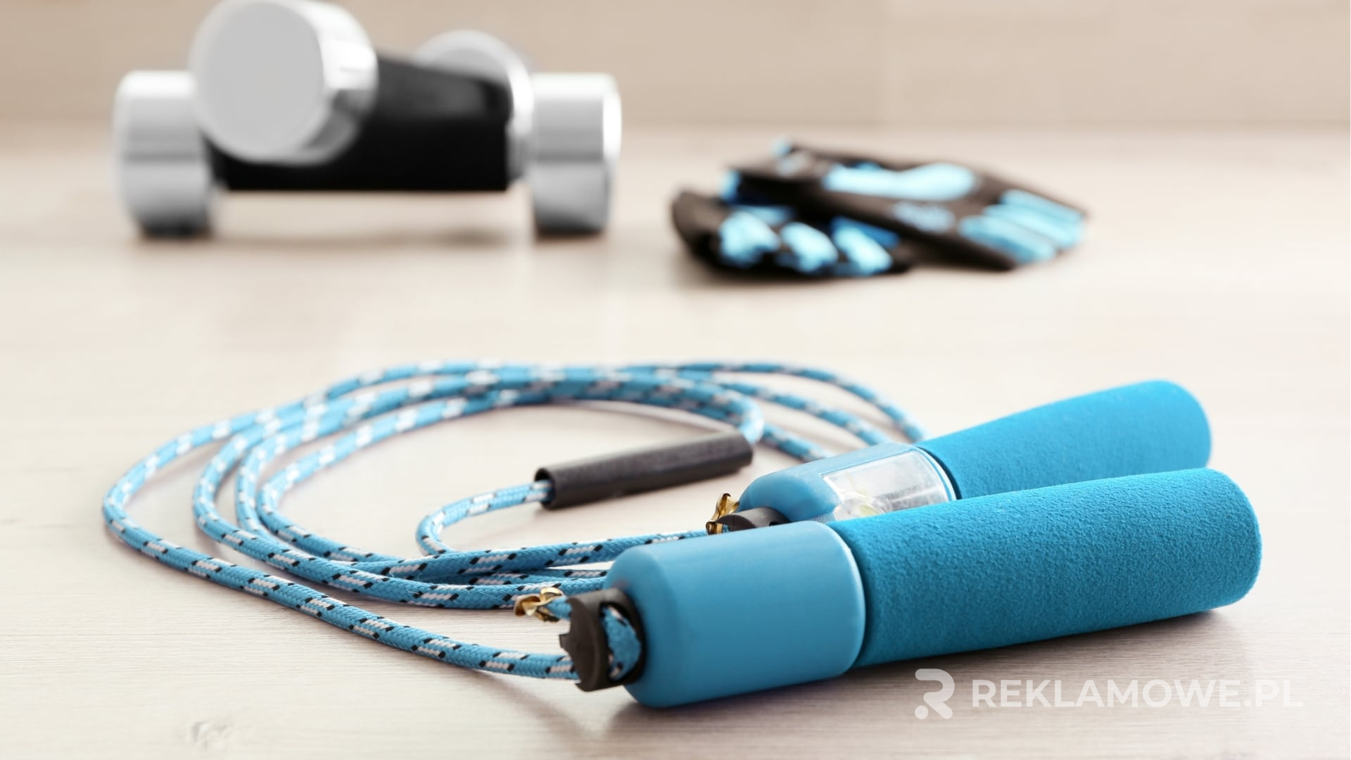 Osoba skacząca na skakance reklamowej