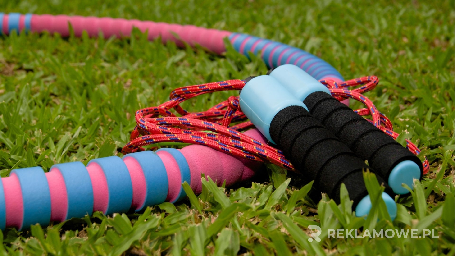 Dzieci bawiące się kolorowymi skakankami reklamowymi