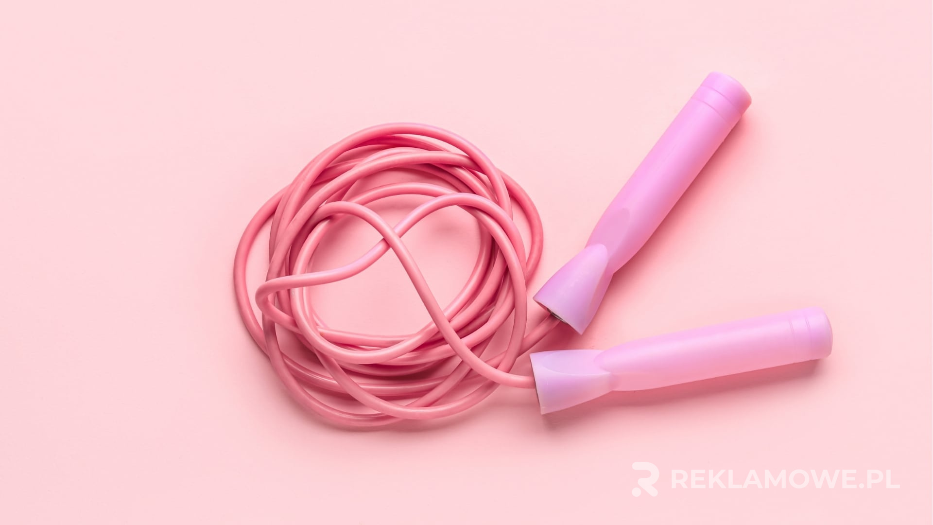 Skakanki reklamowe wspierające team building Pracownicy biorący udział w zabawie z użyciem skakanki reklamowej